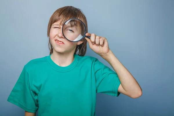 Teenager boy brown European appearance in a green shirt looking — Stock Photo, Image