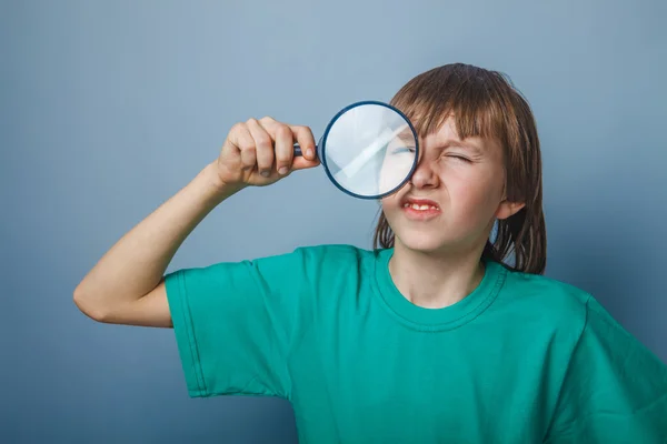 Teenager boy brown European appearance in a green shirt looking — Stock Photo, Image