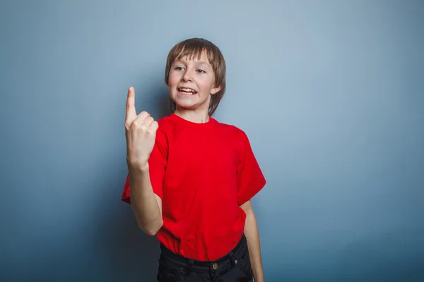 Adolescente menino marrom europeu aparência em uma camisa vermelha é pointin — Fotografia de Stock