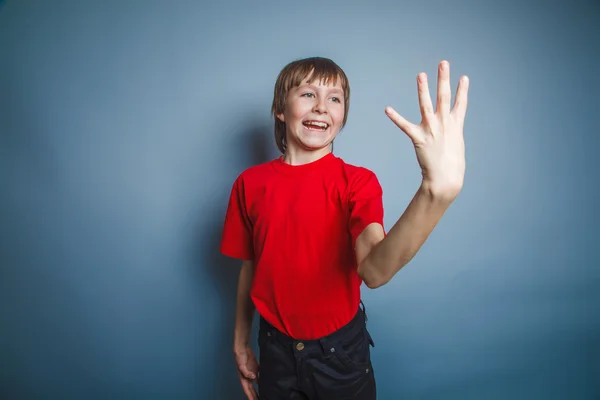 Adolescente menino marrom europeu aparência em uma camisa vermelha é pointin — Fotografia de Stock