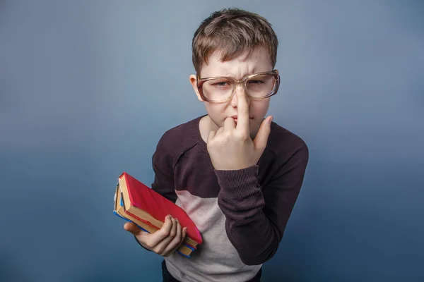 Ragazzo europeo di dieci anni in bicchieri con un libro in mano — Foto Stock