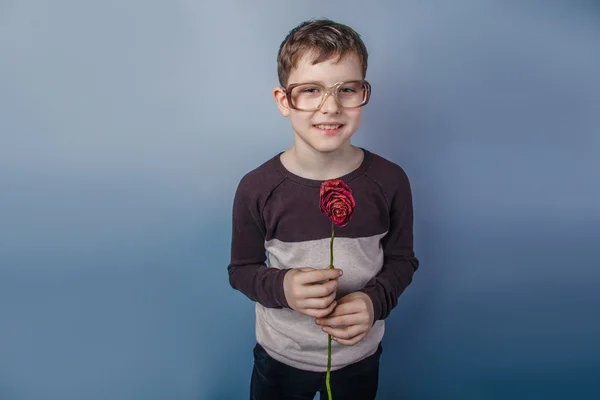 Garçon européen de dix ans dans des lunettes dans les mains tient un dr — Photo