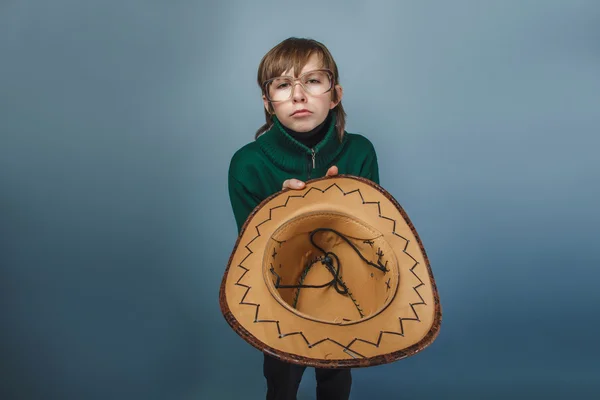 Europese uitziende jongen van tien jaar in glazen houden een hoed, een worden — Stockfoto