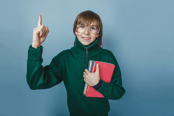 Europese uitziende jongen van tien jaar in glazen met een boek showin — Stockfoto