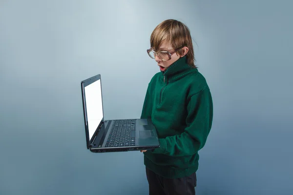 Europese uitziende jongen van tien jaar in glazen, het loont lookin — Stockfoto