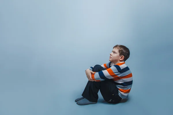 Europeiskt utseende pojke tio år drömmer sittande tänkande på — Stockfoto