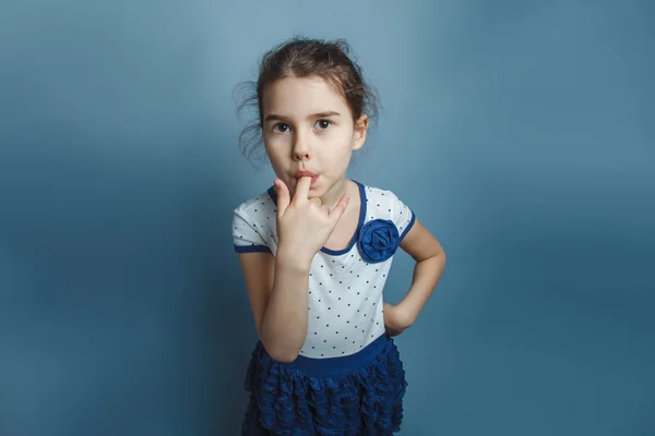 Gadis Eropa yang tampak lima tahun jarinya di mulutnya pada gr — Stok Foto
