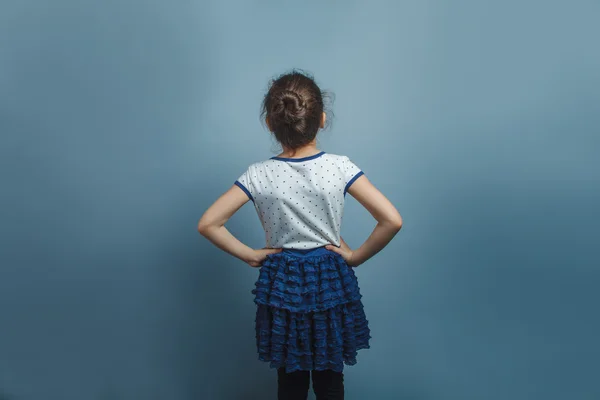 Ragazza adolescente di aspetto europeo cinque anni vale la pena di nuovo a th — Foto Stock