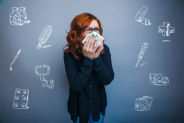 Mujer está enferma de gripe secreción nasal estornudos pañuelo i —  Fotos de Stock