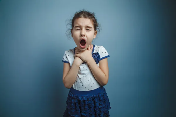 A girl of seven European appearance brunette opened her mouth ke — Stock Photo, Image