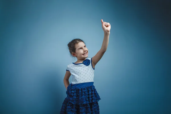 Uma menina de sete aparência europeia morena sorrindo segurando barbatana — Fotografia de Stock