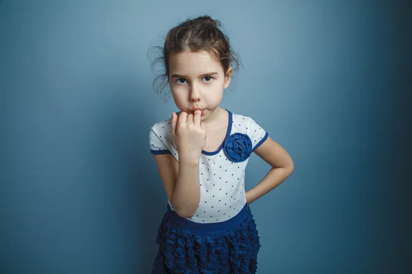 En flicka på sju europeiskt utseende brunett fast ett finger i h — Stockfoto