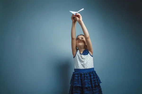 Een meisje van zeven Europees uiterlijk brunette houden een papier-lucht — Stockfoto