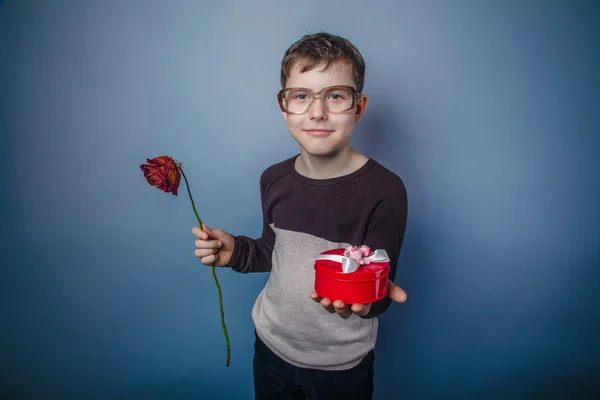 Adolescente adolescente europeo apariencia en gafas de sol celebración de un regalo un —  Fotos de Stock