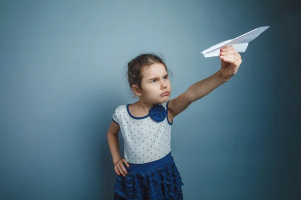 Una chica de siete aspecto europeo morena sosteniendo un papel de aire —  Fotos de Stock