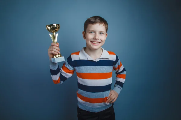 Adolescente chico de alrededor de diez europeo apariencia marrón pelo celebración —  Fotos de Stock