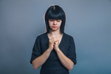 Avrupa görünüm esmer genç kız ellerini sıktı ve