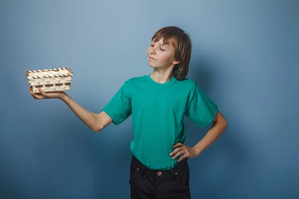 Aspetto europeo adolescente ragazzo in t-shirt verde con un crogiolo — Foto Stock