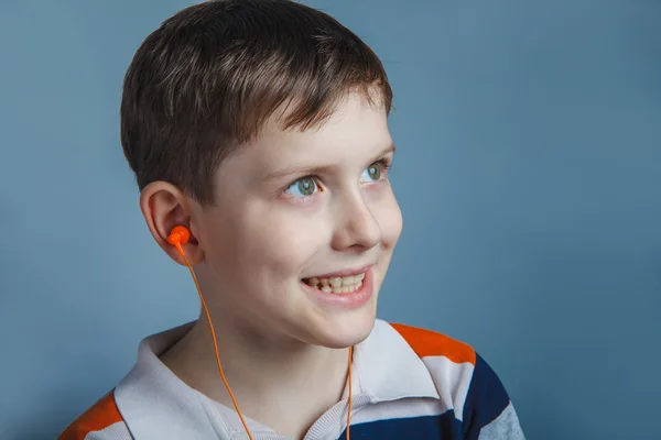 European-looking  boy of ten years listening to music with headp — Stock Photo, Image