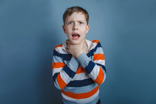 European-looking boy of ten years strangles himself hands on a g — Stock Photo, Image