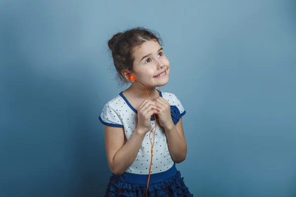Dívka Evropský vzhled pěti letech poslechu hudby s hlavou — Stock fotografie