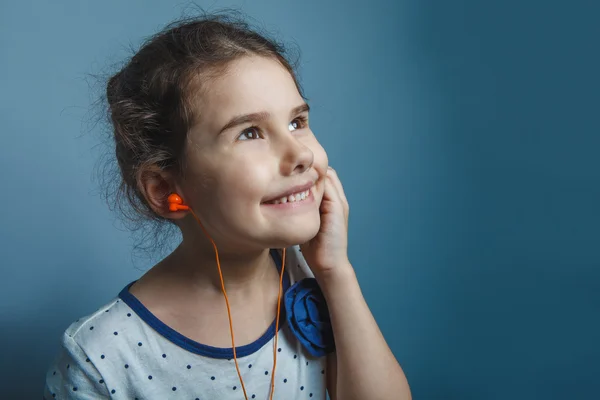 Dziewczyna Europejski wygląd pięć lat słuchanie muzyki z głowy — Zdjęcie stockowe