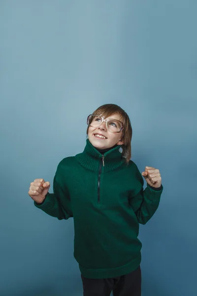 Europeiska-ser pojke på tio år i glas på grå bak — Stockfoto