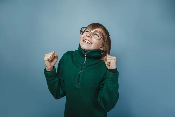 Europese uitziende jongen van tien jaar in bril op grijze achtergrond — Stockfoto