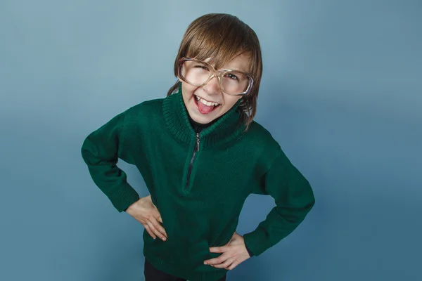 欧洲人的小男孩的眼镜展示舌头上十年 — 图库照片