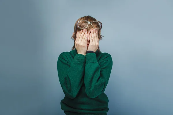 Menino de aparência europeia de dez anos em óculos olhos fechados com oi — Fotografia de Stock