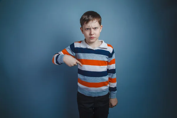 Chlapec teenager Evropského vzhledu hnědé svraštil tvář a ukazuje t — Stock fotografie