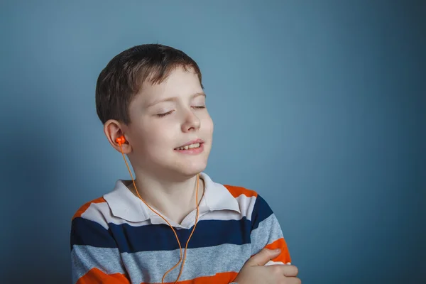 Adolescente menino de cerca de dez europeu aparência marrom cabelo listeni — Fotografia de Stock