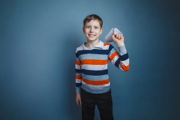 Teenager von etwa zehn europäischem Aussehen braun startet ein p — Stockfoto