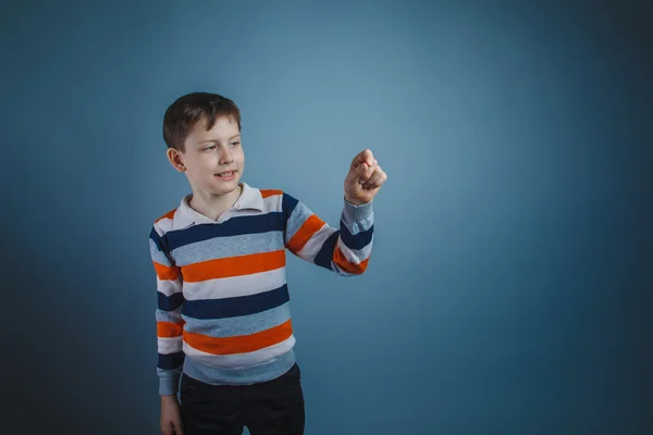 Tiener jongen van ongeveer tien Europees uiterlijk houdt een bruine obje — Stockfoto