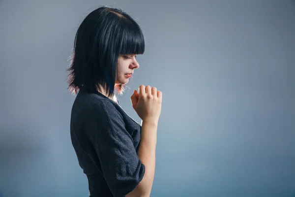 Europees uiterlijk brunette vrouw haar handen in het gebed over gevouwen — Stockfoto