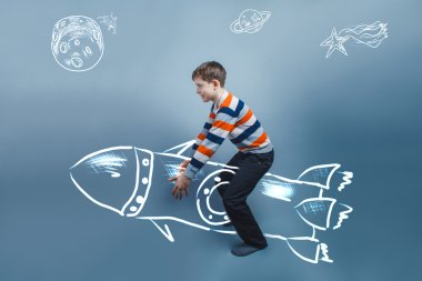 On yıllık Avrupa görünümlü oğlan görünmez bir nesne üzerinde yükseltir