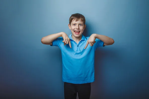 Adolescente chico marrón europeo apariencia en azul camiseta mostrando t — Foto de Stock