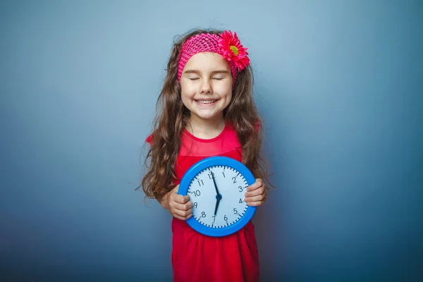 Ein Mädchen von sieben europäischen Aussehen behaartes Kind mit einem hellen hai — Stockfoto