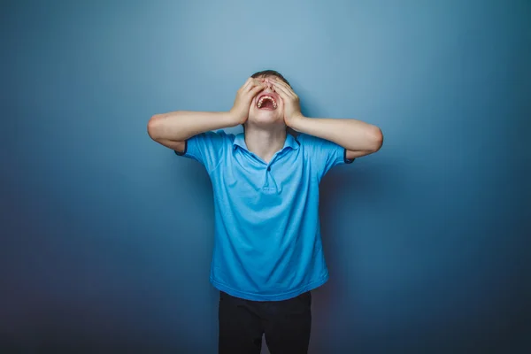 Jongen tiener Europese verschijning in een blauw shirt bruin haar clos — Stockfoto