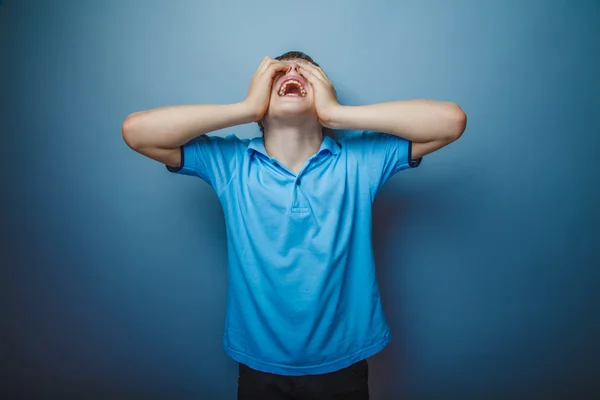 Мальчик подросток европейского появления в голубой рубашке каштановые волосы засовы — стоковое фото