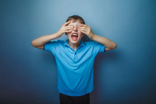 Ragazzo adolescente aspetto europeo in una camicia blu capelli castani clos — Foto Stock