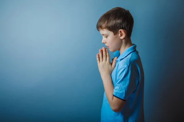 çocuk genç Avrupa görünüm bir mavi gömlek Kahverengi saç asılı