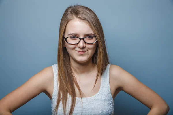 Portret van een blonde meisje met glazen Europees uiterlijk smili — Stockfoto