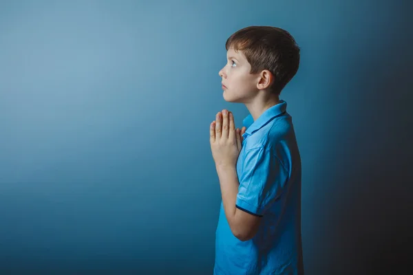 Teenager Junge braun europäisches Aussehen in einem blauen Hemd steht si — Stockfoto