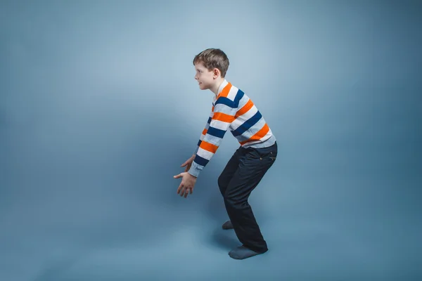 Tonåring pojke stående europeiskt utseende på golvet sträckte — Stockfoto