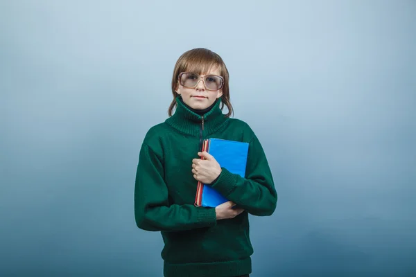 Niño adolescente europeo apariencia en verde suéter y gran cristal —  Fotos de Stock