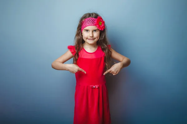 Aspecto europeo chica morena en un vestido rojo brillante que muestra —  Fotos de Stock