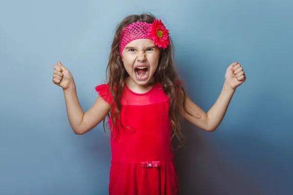 Teen ragazza di aspetto europeo cinque anni arrabbiato aperto il suo mou — Foto Stock