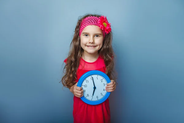 Teen flicka med europeiskt utseende fem år håller i händerna o — Stockfoto