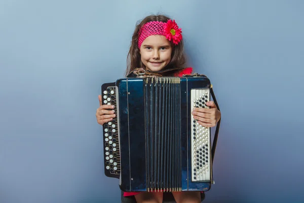 Adolescente chica de aspecto europeo cinco años sostiene el acordeón — Foto de Stock